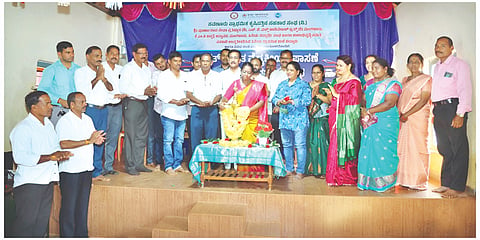  ಸವಣೂರಿನ ಕುದ್ಮಾರು ಸರ್ಕಾರಿ ಉನ್ನತೀಕರಿಸಿದ ಹಿರಿಯ ಪ್ರಾಥಮಿಕ ಶಾಲಾ ಆವರಣದಲ್ಲಿ ಕೆಎಂಸಿ ಆಸ್ಪತ್ರೆ, ಮಂಗಳೂರು ಹಾಗೂ ವಿವಿಧ ಸಂಘಸಂಸ್ಥೆಗಳ ಸಂಯುಕ್ತ ಆಶ್ರಯದಲ್ಲಿ ಆಯೋಜಿಸಲಾದ ಬೃಹತ್ ಉಚಿತ ವೈದ್ಯಕೀಯ ತಪಾಸಣೆ ಹಾಗೂ ಆರೋಗ್ಯ ಜಾಗೃತಿ ಶಿಬಿರವನ್ನು ಸುಳ್ಯದ ಶಾಸಕಿ ಭಾಗೀರಥಿ ಮುರುಳ್ಯ ಉದ್ಘಾಟಿಸಿದರು.