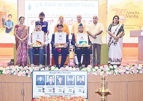  ರಾಮಕೃಷ್ಣ ಆಶ್ರಮದ ಸಭಾಂಗಣದಲ್ಲಿ ಶ್ರೀಶಾ ಸೌಹಾರ್ದ ಕೋ-ಆಪರೇಟಿವ್ ಸೊಸೈಟಿಯ ವತಿಯಿಂದ ನಡೆದ ಕಾರ್ಗಿಲ್ ವಿಜಯೋತ್ಸ ಕಾರ್ಯಕ್ರಮದಲ್ಲಿ ಸಾಹಸಿ ಯೋಧರಾದ ಗ್ರೂಪ್ ಕ್ಯಾಪ್ಟನ್ ಸುಧೀರ್ ಜಿ ಅಮೀನ್, ಕರ್ನಲ್ ಪದ್ಮನಾಭ ಪ್ರಭು, ಕಮೊಡೋರ್ ಅತುಲ್ ಕುಮಾರ್ ರಸ್ತೋಗಿ ಅವರನ್ನು ಗೌರವಿಸಲಾಯಿತು.