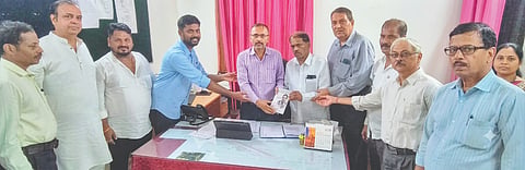 ಕರ್ನಾಟಕ ಸರಕಾರ ಗಾಣಿಗ ಅಭಿವೃದ್ಧಿ ನಿಗಮ ಅಧ್ಯಕ್ಷ ಅನಂತ್ ಮೈಸೂರುರವರು ಮಂಗಳೂರು ಸೆಂಟ್ರಲ್ ರೈಲ್ವೇ ಸ್ಟೇಷನ್‌ಗೆ ಭೇಟಿ ನೀಡಿ ರೈಲ್ವೇ ಕ್ಷೇತ್ರಾಧಿಕಾರಿ ರಾಕೇಶ್ ಕುಮಾರ್ ಪಾರಕ್ ಅವರಲ್ಲಿ ರೈಲ್ವೇ ಸ್ಟೇಷನ್‌ಗೆ ಬ್ಯಾರಿಸ್ಟರ್ ಅತ್ತಾವರ ಎಲ್ಲಪ್ಪ ಹೆಸರಿಡಲು ಮನವಿ ಮಾಡಿದರು.