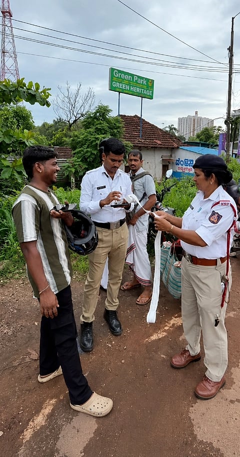 ಸಂಚಾರಿ ನಿಯಮಗಳನ್ನು ಗಾಳಿಗೆ ತೂರಿ ರಾಜಾರೋಷವಾಗಿ ಸಂಚರಿಸುವ ಸವಾರರಿಗೆ ಖಾಕಿ ಪಡೆಯ ಟ್ರಾಫಿಕ್ ದಂಡ ವಸೂಲಿ ಕಾರ್ಯ ನಡುಕ ಹುಟ್ಟಿದೆ.