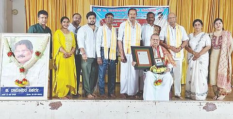 ದಾಮೋದರ ನಿಸರ್ಗ ತುಳು ಪ್ರತಿಷ್ಠಾನ ಕುಡ್ಲ ವತಿಯಿಂದ ಬಿ. ದಾಮೋದರ ನಿಸರ್ಗ ಸಂಸ್ಮರಣೆ ಅಂಗವಾಗಿ ನೀಡಲಾಗುವ ‘ನಿಸರ್ಗ ಗೌರವ ಪುರಸ್ಕಾರ 2026ನ್ನು ಹಿರಿಯ ವಿದ್ವಾಂಸ, ವಿಶ್ರಾಂತ ಕುಲಪತಿ ಪ್ರೊ.ಬಿ.ಎ. ವಿವೇಕ ರೈ ಭಾನುವಾರ ಪ್ರಧಾನ ಮಾಡಲಾಯಿತು.  