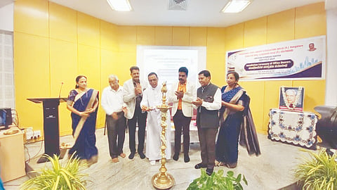 ಕಂಕನಾಡಿಯ ಫಾದರ್ ಮುಲ್ಲರ್ ವೈದ್ಯಕೀಯ ಮಹಾವಿದ್ಯಾಲಯದ ಗ್ರಂಥಾಲಯ ಕಟ್ಟಡದಲ್ಲಿ ಭಾನುವಾರ ಕರ್ನಾಟಕ ರಾಜ್ಯ ಗ್ರಂಥಾಲಯ ಸಂಘದ ದಕ್ಷಿಣ ಕನ್ನಡ ಘಟಕದ ನೂತನ ಪದಾಧಿಕಾರಿಗಳ ಪದಗ್ರಹಣ ಸಮಾರಂಭ ನಡೆಯಿತು.