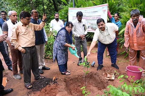  ಬಂದರಿನ ಪರಿಸರ ಸುಸ್ಥಿರತೆ ಮತ್ತು ಹಸಿರು ಉಪಕ್ರಮಗಳ ಬದ್ಧತೆಯನ್ನು ಪುನರುಚ್ಚರಿಸುವ ಭಾಗವಾಗಿ ಬಂದರು ಆವರಣದಲ್ಲಿ ಬೃಹತ್ ಗಿಡ ನೆಡುವ ಅಭಿಯಾನವನ್ನು ಆಯೋಜಿಸಲಾಗಿತ್ತು. ಎನ್‌ಎಂಪಿಎ ಉಪಾಧ್ಯಕ್ಷರಾದ ಎಸ್. ಶಾಂತಿ ಅವರು ಸಸಿ ನೆಡುವುದರ ಮೂಲಕ ಚಾಲನೆ ನೀಡಿದರು.