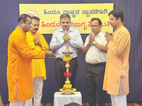 ಹಿಂದೂ ಜನಜಾಗೃತಿ ಸಮಿತಿಯ ವತಿಯಿಂದ ವಿವಿಧ ಜಿಲ್ಲೆಗಳ ರಾಷ್ಟ್ರಭಕ್ತ ಹಾಗೂ ಧರ್ಮನಿಷ್ಠ ವಕೀಲರ ಧರ್ಮಸಂಸ್ಥಾಪನೆ ಮತ್ತು ಹಿಂದೂ ರಾಷ್ಟ್ರದ ಸಂಕಲ್ಪವನ್ನು ಜಾಗೃತಗೊಳಿಸಲು ಬೋಳೂರಿನ ಪ್ರಭು ನಿವಾಸ ಸಭಾಗೃಹದಲ್ಲಿ ವಿಶೇಷ ಶಿಬಿರ ನಡೆಯಿತು.  