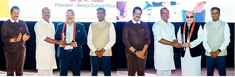 ಯುಎಇಯಲ್ಲಿ ನಡೆದ ತುಂಬೆ ಗ್ರೂಪ್ 28 ಸಂವತ್ಸರದ ಸಂಭ್ರಮದಲ್ಲಿ ಜೀವಮಾನದ ಸಾಧನಗಾಗಿ ಸಾಧಕರಾದ ಮೊಹಮ್ಮದ್ ಮೀರಾನ್ ಮತ್ತು ಡಾ.ಬಿ.ಕೆ ಯೂಸುಫ್ ಅವರಿಗೆ ಗೌರವ ಪ್ರಶಸ್ತಿ ಪ್ರದಾನ ಮಾಡಲಾಯಿತು. ಕರ್ನಾಟಕದ ವಿಧಾನಸಭೆ ಸ್ಪೀಕರ್ ಯು.ಟಿ. ಖಾದರ್, ದುಬೈನ ಭಾರತದ ಕೌನ್ಸಿಲ್ ಜನರಲ್ ಸತೀಶ್ ಕುಮಾರ್ ಶಿವನ್ ಇದ್ದರು.