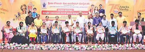 ಜಿಲ್ಲೆಯ ಪ್ರತಿಷ್ಠಿತ ಸಹಕಾರಿ ಸಂಸ್ಥೆ ಶ್ರೀಶಾ ಸೌಹಾರ್ದ ಸೊಸೈಟಿಯ ವತಿಯಿಂದ ಶೈಕ್ಷಣಿಕ ಸಾಧನೆಗೈದ ವಿದ್ಯಾರ್ಥಿಗಳಿಗೆ ಸಹಾಯಧನ ಹಾಗೂ ಸನ್ಮಾನ ಕಾರ್ಯಕ್ರಮ ರಾಮಕೃಷ್ಣ ಮಠದ ಸಭಾಂಗಣದಲ್ಲಿ ಅದ್ದೂರಿಯಾಗಿ ನೆರವೇರಿತು.