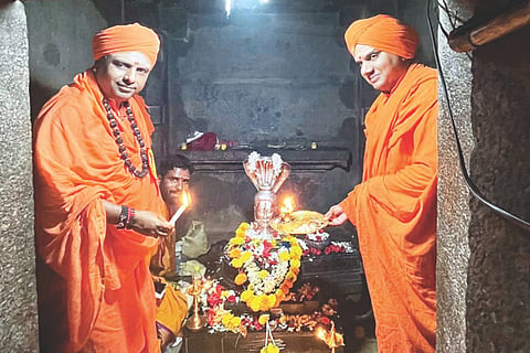 ಹರನಹಳ್ಳಿ ಗ್ರಾಮದ ಶ್ರೀ ರಾಮಲಿಂಗೇಶ್ವರ ದೇವಸ್ಥಾನದಲ್ಲಿ ಕಾರ್ತಿಕ ದೀಪೋತ್ಸವಕ್ಕೆ ಶ್ರೀ ರೇಣುಕ ಶಾಂತಮಲ್ಲ ಶಿವಾಚಾರ್ಯರು ಚಾಲನೆ ನೀಡಿದರು. ರಾಯಚೂರು ಸೋಮವಾರ ಪೇಟೆ ಹಿರೇಮಠದ ಅಭಿನವ ಶ್ರೀ ರಾಚೋಟಿ ಶಿವಾಚಾರ್ಯರು ಇದ್ದರು.