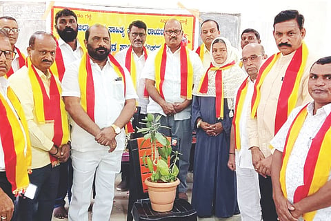ಮಾನ್ವಿ ಬಾಲಕಿಯರ ಸರ್ಕಾರಿ ಪಿಯು ಕಾಲೇಜ್‌ನಲ್ಲಿ ಕಸಾಪ ತಾಲೂಕು ಘಟಕದಿಂದ ಆಯೋಜಿಸಿದ್ದ ದತ್ತಿ ಉಪನ್ಯಾಸ ಕಾರ್ಯಕ್ರಮವನ್ನು ಕಾಂಗ್ರೆಸ್ ಹಿರಿಯ ಮುಖಂಡ ಎ.ಬಾಲಸ್ವಾಮಿ ಕೊಡ್ಲಿ ಉದ್ಘಾಟಿಸಿದರು. ನಿವೃತ್ತ ಉಪನ್ಯಾಸಕ ರೇವಣಸಿದ್ದಯ್ಯಸ್ವಾಮಿ, ಕಾಂಗ್ರೆಸ್ ಮುಖಂಡ ಜಿ.ನಾಗರಾಜ, ಕಸಾಪ ತಾಲೂಕು ಕಾರ್ಯದರ್ಶಿ ಲಕ್ಷ್ಮಣ ಜಾನೇಕಲ್ ಇತರರಿದ್ದರು.