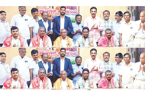 ಮಾನ್ವಿ ತಹಸಿಲ್ ಕಚೇರಿಯಲ್ಲಿ ಆಯೋಜಿಸಿದ್ದ ಅಮರಶಿಲ್ಪಿ ಜಕಣಾಚಾರಿ ಜಯಂತಿ ಕಾರ್ಯಕ್ರಮದಲ್ಲಿ ವಿಶ್ವಕರ್ಮ ಸಮಾಜದ ಸಾಧಕರನ್ನು ಸನ್ಮಾನಿಸಲಾಯಿತು. ತಹಸೀಲ್ದಾರ್ ಭೀಮರಾಯ ರಾಮಸಮುದ್ರ, ಗ್ರೇಡ್-2 ತಹಸೀಲ್ದಾರ್ ಅಬ್ದುಲ್ ವಾಹಿದ್, ಸಮಾಜದ ತಾಲೂಕು ಮಾಜಿ ಅಧ್ಯಕ್ಷ ಷಣ್ಮುಖ ಆಚಾರಿ ಚೀಕಲಪರ್ವಿ, ಪ್ರಮುಖರಾದ ಮನೋಹರ ವಕೀಲರು, ಶ್ರೀಶೈಲ ಪತ್ತಾರ ಇತರರಿದ್ದರು. 