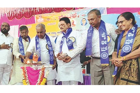 ಮಾನ್ವಿಯಲ್ಲಿ ರಾಜ್ಯ ಅಲೆಮಾರಿ ಪರಿಶಿಷ್ಟ ಜಾತಿ ಚನ್ನದಾಸರ್, ಹೊಲೆಯಾದಾಸರ್, ಮಾಲದಾಸರ್ ಕ್ಷೇಮಾಭಿವೃದ್ದಿ ಸಂಘದಿಂದ ಭಾನುವಾರ ಹಮ್ಮಿಕೊಂಡಿದ್ದ ಸ್ವಾಭಿಮಾನ ಸಮಾವೇಶವನ್ನು ಸಚಿವ ಎನ್.ಎಸ್.ಬೋಸರಾಜು ಉದ್ಘಾಟಿಸಿದರು. ಶಾಸಕ ಹಂಪಯ್ಯನಾಯಕ, ಮಾಜಿ ಶಾಸಕ ರಾಜಾವೆಂಕಟಪ್ಪ ನಾಯಕ, ಸಂಘದ ರಾಜ್ಯಾಧ್ಯಕ್ಷ ಡಾ.ವಿ.ಚಲಪತಿ, ಕಾರ್ಯದರ್ಶಿ ಮಹಾದೇವಪ್ಪ, ನಾಗಲಾಂಬಿಕೆ ಸಹಕಾರಿಯ ಅಧ್ಯಕ್ಷೆ ನಾಗರತ್ನಾ ಪಾಟೀಲ್ ಇತರರಿದ್ದರು.