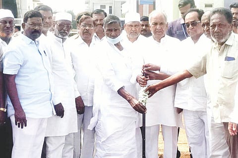 ಮಾನ್ವಿ ಮೌಲಾನ ಆಜಾದ್ ಮಾದರಿಯ ಆಂಗ್ಲ ಮಾಧ್ಯಮ ಶಾಲಾ-ಕಾಲೇಜು ಕಟ್ಟಡ ಕಾಮಗಾರಿಗೆ ಸಚಿವ ಎನ್.ಎಸ್.ಬೋಸರಾಜು ಭೂಮಿ ಪೂಜೆ ನೆರವೇರಿಸಿದರು. ಶಾಸಕ ಹಂಪಯ್ಯನಾಯಕ, ನಯೋಪ್ರಾ ಅಧ್ಯಕ್ಷ ಅಬ್ದುಲ್ ಗಫೂರ್‌ಸಾಬ್, ಗ್ಯಾರಂಟಿ ಸಮಿತಿ ಅಧ್ಯಕ್ಷ ಬಿ.ಕೆ.ಅಮರೇಶಪ್ಪ, ಬಿಸಿಎಂ ತಾಲೂಕು ಅಧಿಕಾರಿ ಭಾಗಯ್ಯನಾಯಕ ಇತರರಿದ್ದರು.