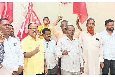 ಮಾನ್ವಿಯ ಸಿಐಟಿಯು ಕಚೇರಿಯಲ್ಲಿ ಹಮ್ಮಿಕೊಂಡಿದ್ದ ಕಾರ್ಮಿಕ ದಿನ ಕಾರ್ಯಕ್ರಮದಲ್ಲಿ ಸಿಐಟಿಯು ಅಧ್ಯಕ್ಷ ಎಚ್.ಶರ್ಫುದ್ದೀನ್ ಪೋತ್ನಾಳ ಮಾತನಾಡಿದರು. ಕಾರ್ಯದರ್ಶಿ ಸಿದ್ದಲಿಂಗಯ್ಯ, ರುದ್ರಪ್ಪನಾಯಕ, ಆಂಜನೇಯ ಇತರರಿದ್ದರು.
