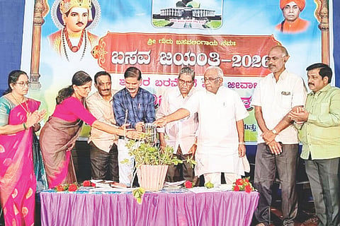 ಮಾನ್ವಿಯಲ್ಲಿ ಆಯೋಜಿಸಿದ್ದ ಬಸವ ಜಯಂತಿ ಕಾರ್ಯಕ್ರಮವನ್ನು ಕಾಗಿನೆಲೆ ಅಭಿವೃದ್ಧಿ ಪ್ರಾಧಿಕಾರದ ಆಯುಕ್ತ ಮುಕ್ಕಣ್ಣ ಕರಿಗಾರ ಉದ್ಘಾಟಿಸಿದರು. ಬಸವಕೇಂದ್ರದ ಗೌರವಾಧ್ಯಕ್ಷ ಡಾ.ಬಸವಪ್ರಭು ಪಾಟೀಲ್ ಬೆಟ್ಟದೂರು, ಅಧ್ಯಕ್ಷ ಶರಣಬಸವ ಪಾಟೀಲ್ ಬೆಟ್ಟದೂರು, ಮಹಿಳಾ ಘಟಕದ ಅಧ್ಯಕ್ಷೆ ಜಯಲಕ್ಷ್ಮೀ ಪಾಟೀಲ್, ಚುಕ್ಕಿ ಪ್ರತಿಷ್ಠಾನದ ಅಧ್ಯಕ್ಷ ಚುಕ್ಕಿ ಸೂಗಪ್ಪ ಸಾಹುಕಾರ ಇತರರಿದ್ದರು.