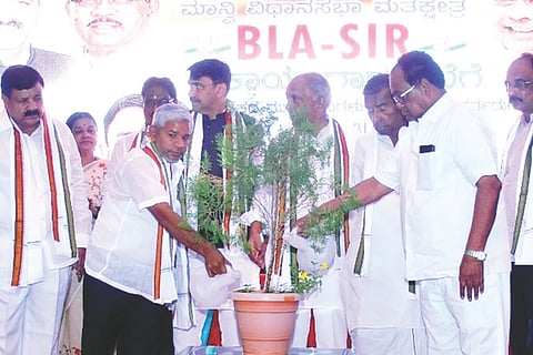 ಮಾನ್ವಿಯಲ್ಲಿ ವಿಧಾನಸಭಾ ಕ್ಷೇತ್ರದ ಬೂತ್ ಮಟ್ಟದ ಏಜೆಂಟ್‌ಗಳಿಗೆ ಹಮ್ಮಿಕೊಂಡಿದ್ದ ತರಬೇತಿ ಕಾರ್ಯಾಗಾರವನ್ನು ಎಂಎಲ್ಸಿ ಎನ್.ಎಸ್.ಬೋಸರಾಜು ಉದ್ಘಾಟಿಸಿದರು. ಸಂಸದ ಜಿ.ಕುಮಾರನಾಯಕ, ಶಾಸಕ ಹಂಪಯ್ಯ ನಾಯಕ, ಕೆಪಿಸಿಸಿ ಉಪಾಧ್ಯಕ್ಷ ಡಿ.ಎಸ್.ಹೂಲಗೇರಿ ಇತರರಿದ್ದರು.