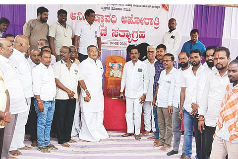 ಮಾನ್ವಿ ವೃತ್ತಗಳಲ್ಲಿ ಮಹನೀಯರ ಪುತ್ಥಳಿ ಪ್ರತಿಷ್ಠಾಪನೆಗೆ ಆಗ್ರಹಿಸಿ ಹೋರಾಟ ಸಮಿತಿಯಿಂದ ಧರಣಿ ನಡೆಯಿತು. ಮಾಜಿ ಶಾಸಕರಾದ ಬಸನಗೌಡ ಬ್ಯಾಗವಾಟ್, ಗಂಗಾಧರ ನಾಯಕ, ಪ್ರಮುಖರಾದ ನಕ್ಕುಂದಿ ಬಸವರಾಜ, ಸುರೇಶ್ ನಾಡಗೌಡ, ಬಸವಪ್ರಭು ಕರಡಿಗುಡ್ಡ ಇತರರಿದ್ದರು.