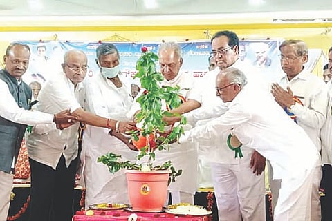 ಮಾನ್ವಿಯಲ್ಲಿ ನಿವೃತ್ತ ನೌಕರರ ಸಂಘದ ತಾಲೂಕು ಮಟ್ಟದ ಸಮಾವೇಶಕ್ಕೆ ಸಚಿವ ಎನ್.ಎಸ್.ಬೋಸರಾಜು ಚಾಲನೆ ನೀಡಿದರು. ಶಾಸಕ ಹಂಪಯ್ಯನಾಯಕ, ಸನೌಸಂ ಜಿಲ್ಲಾಧ್ಯಕ್ಷ ಮಹಾದೇವಪ್ಪ ಏಗನೂರು, ತಾಲೂಕು ಅಧ್ಯಕ್ಷ ಸುರೇಶ ಕುರ್ಡಿ, ನಿವೃತ್ತ ನೌಕರರ ಸಂಘದ ತಾಲೂಕು ಅಧ್ಯಕ್ಷ ರೇವಣಸಿದ್ದಯ್ಯ ಹಿರೇಮಠ ಇತರರಿದ್ದರು.
