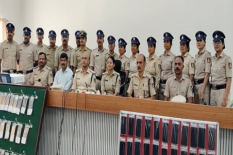 ಮೊಬೈಲ್ ಪತ್ತೆ ಕಾರ್ಯಾಚರಣೆಯಲ್ಲಿ ಪಾಲ್ಗೊಂಡಿದ್ದ ಸೈಬರ್ ಕ್ರೆöÊಂ ಪೊಲೀಸ್ ತಂಡÀ. ಆರ್.ಎನ್. ಬಿಂದುಮಣಿ, ಸೂರಜ್, ಮೇದಪ್ಪ, ಲಕ್ಷೀಕಾಂತ್ ತಳವಾರ್, ಚಂದ್ರಶೇಖರ್, ರಾಜು ಇದ್ದಾರೆ.