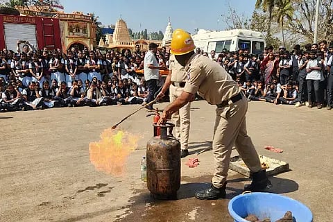 ಅಡುಗೆ ಅನಿಲ (LPG Leak) ಸೋರಿಕೆಯಾದ ಸಂದರ್ಭದಲ್ಲಿ ಕೈಗೊಳ್ಳಬೇಕಾದ ಮುನ್ನೆಚ್ಚರಿಕೆ ಕ್ರಮಗಳ ಕುರಿತು ಅಗ್ನಿ ಶಾಮಕ ದಳದ ಅಧಿಕಾರಿಗಳು ಹುಬ್ಬಳ್ಳಿ ಸಿದ್ಧಾರೂಢ ಮಠದ ಆವರಣದಲ್ಲಿ ಕಲ್ಪಿತ ಪ್ರದರ್ಶನದ ಮೂಲಕ ಸಾರ್ವಜನಿಕರಲ್ಲಿ ಅರಿವು ಮೂಡಿಸಿದರು.