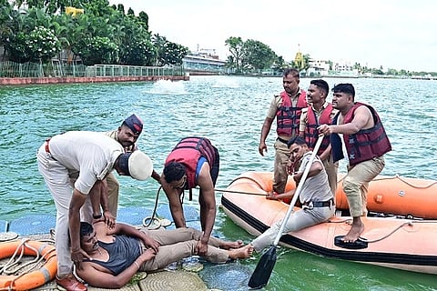 ಹುಬ್ಬಳ್ಳಿಯ ಉಣಕಲ್ mock drill ಕೆರೆಯಲ್ಲಿ ಗುರುವಾರ ಏರ್ಪಡಿಸಿದ್ದ ಧಾರವಾಡ ಜಿಲ್ಲೆಯಲ್ಲಿ ಪ್ರವಾಹದ ಮುನ್ನೆಚ್ಚರಿಕೆ ಕುರಿತ ಕಲ್ಪಿತ ಪ್ರದರ್ಶನದಲ್ಲಿ ವ್ಯಕ್ತಿಯೊಬ್ಬರನ್ನು ಅಗ್ನಿಶಾಮಕ ದಳದ ಸಿಬ್ಬಂದಿ ರಕ್ಷಣೆ ಮಾಡಿದರು.