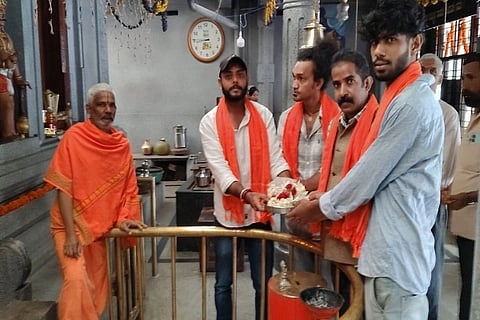 ಪ್ರಧಾನ ಮಂತ್ರಿ ನರೇಂದ್ರ ಮೋದಿ 76ನೇ ಜನ್ಮ ದಿನ ಹಿನ್ನೆಲೆಯಲ್ಲಿ ವಿರಾಜಪೇಟೆ ಶ್ರೀ ಗಣಪತಿ ದೇವಾಲಯದಲ್ಲಿ ಕೊಡಗು ಯುವ ಸೇನಾ ವತಿಯಿಂದ ವಿಶೇಷ ಪೂಜೆ ಸಲ್ಲಿಸಲಾಯಿತು. ಕುಲದೀಪ್ ಪೂಣಚ್ಚ, ಮಾಚಟ್ಟಿರ ಸಚಿನ್ ಮಂದಣ್ಣ, ತೆಕ್ಕೆರ ಜೀವನ್ ನಾಣಯ್ಯ, ಪೂಜಿತ್ ರೈ ಮತ್ತಿತರರು ಇದ್ದರು.