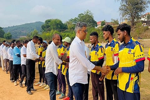 ಕೊಡಗು ಜಿಲ್ಲಾ ಮೊಗೇರ ಸೇವಾ ಸಮಾಜದ ವತಿಯಿಂದ ನಡೆದ 10ನೇ ವರ್ಷದ ರಾಜ್ಯಮಟ್ಟದ ಮೊಗೇರ ಕ್ರೀಡಾಕೂಟದ ಕ್ರಿಕೆಟ್‌ನ ಫೈನಲ್ ಪಂದ್ಯಾಟ ಉದ್ಘಾಟಿಸಿದ ವಿರಾಜಪೇಟೆ ಶಾಸಕ ಎ.ಎಸ್. ಪೊನ್ನಣ್ಣ ಆಟಗಾರರನ್ನು ಪರಿಚಯಿಸಿಕೊಂಡರು. ಸೂರಜ್ ಹೊಸೂರು, ಅಪ್ರುರವೀಂದ್ರ ಮತ್ತಿತರರು ಇದ್ದರು.
