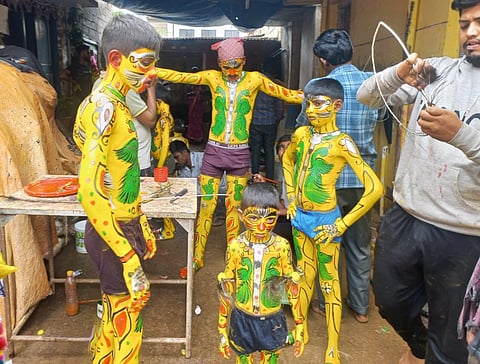 ಲಕ್ಷ್ಮೇಶ್ವರದಲ್ಲಿ ಮೊಹರಂ ಹಬ್ಬದ ಅಂಗವಾಗಿ ಹರಕೆ ತೀರಿಸುವ ಭಕ್ತರಿಗೆ ಕಲಾವಿದ ಪ್ರವೀಣ ಗಾಯಕರ ಹುಲಿ ವೇಷದ ಚಿತ್ರ ಬಿಡಿಸುತ್ತಿರುವುದು.
