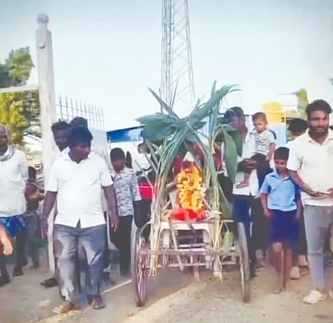 ನರಗುಂದ ತಾಲೂಕು ಅರಿಷಿಣಗೋಡಿ ಗ್ರಾಮದಲ್ಲಿ ವಿದ್ಯುತ್ ಸ್ಪರ್ಶದಿಂದ ಮೃತಪಟ್ಟ ಕೋತಿಯನ್ನು ಗ್ರಾಮಸ್ಥರು ಮೆರವಣಿಗೆ ಮೂಲಕ ಕೊಂಡೊಯ್ದು ಅಂತ್ಯಸಂಸ್ಕಾರ ನೆರವೇರಿಸಿದರು.