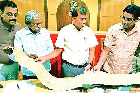  ದಾವಣಗೆರೆ ಜಿಲ್ಲಾಡಳಿತ ಭವನದಲ್ಲಿ ಬುಧವಾರ ನಡೆದ ಶಾಸನ ಮತ್ತು ಸ್ಮಾರಕಗಳ ಸಂರಕ್ಷಣೆ ಕುರಿತ ಸಭೆಯಲ್ಲಿ ಜಿಲ್ಲಾಧಿಕಾರಿ ಜಿ.ಎಂ. ಗಂಗಾಧರಸ್ವಾಮಿ ತಾಳೆಗರಿಯನ್ನು ವೀಕ್ಷಿಸಿದರು. ಶೀಲವಂತ ಶಿವಕುಮಾರ, ಪರಮೇಶ್ವರ ಹೆಗಡೆ ಇದ್ದರು.