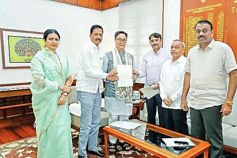 ನವದೆಹಲಿಯಲ್ಲಿ ಮಂಗಳವಾರ ಕಲ್ಯಾಣ ಕರ್ನಾಟಕ ಅಭಿವೃದ್ಧಿಗಾಗಿ ರಾಜ್ಯದ ಸಂಸದರಾದ ಡಾ.ಪ್ರಭಾ ಮಲ್ಲಿಕಾರ್ಜುನ್, ರಾಧಾಕೃಷ್ಣ, ಸಾಗರ್ ಖಂಡ್ರೆ, ಜಿ. ಕುಮಾರ್ ನಾಯಕ್, ಕೆ. ರಾಜಶೇಖರ್ ಹಿಟ್ನಾಳ್ ಮತ್ತು ಇ. ತುಕಾರಾಂ ಕೇಂದ್ರ ಅಲ್ಪಸಂಖ್ಯಾತ ವ್ಯವಹಾರಗಳ ಸಚಿವ ಕಿರಣ್ ರಿಜಿಜು ಅವರಿಗೆ ಮನವಿ ಸಲ್ಲಿಸಿದರು.
