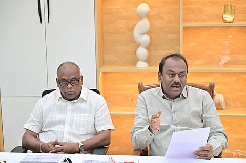 ಕೊಪ್ಪಳದಲ್ಲಿ ಸಂಸದ ರಾಜಶೇಖರ ಹಿಟ್ನಾಳ ಸೋಮವಾರ ಸುದ್ದಿಗೋಷ್ಠಿಯಲ್ಲಿ ಮಾತನಾಡಿದರು. ಕುಡಾ ಅಧ್ಯಕ್ಷ ಶ್ರೀನಿವಾಸ ಗುಪ್ತಾ ಇದ್ದರು.