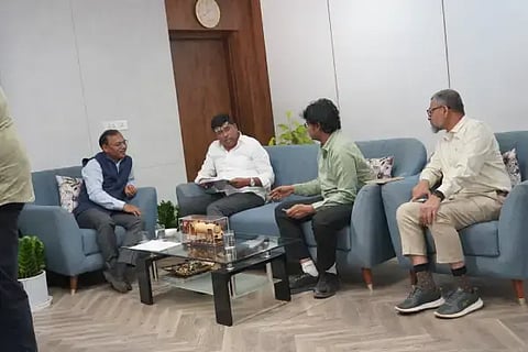 ಬೆಂಗಳೂರಿನ ರೈಲ್ವೆ ವಿಭಾಗೀಯ ಕಚೇರಿಯಲ್ಲಿ ಗುರುವಾರ ನಡೆದ ಅಧಿಕಾರಿಗಳ ಸಭೆ ನಡೆಯಿತು. ಎಂ.ಮಲ್ಲೇಶ್​ ಬಾಬು, ಪರೀತ್​ ಮೋಹನ್​ ಪುರಿಯಾ, ಪ್ರವಿಣ್​ ಕತರಕಿ ಇದ್ದರು.