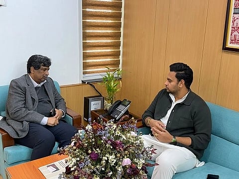 ನವದೆಹಲಿಯಲ್ಲಿ ಸಂಸದ ಯದುವೀರ್ ಕೃಷ್ಣದತ್ತ ಚಾಮರಾಜ ಒಡೆಯರ್ ರಾಷ್ಟ್ರೀಯ ಹೆದ್ದಾರಿ ಪ್ರಾಧಿಕಾರದ ಮುಖ್ಯ ಕಾರ್ಯದರ್ಶಿ ಉಮಾಶಂಕರ್ ಅವರನ್ನು ಭೇಟಿಯಾಗಿ ಮಾತುಕತೆ ನಡೆಸಿದರು. 