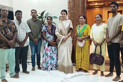 ದಾವಣಗೆರೆಯಲ್ಲಿ ಸೋಮವಾರ, ಚಾಡ್ ದೇಶದಿಂದ ಸುರಕ್ಷಿತವಾಗಿ ಮರಳಿದ ಹಕ್ಕಿಪಿಕ್ಕಿ ಜನಾಂಗದ 8 ಮಂದಿ ಸಂಸದೆ ಡಾ. ಪ್ರಭಾ ಮಲ್ಲಿಕಾರ್ಜುನ್ ಅವರನ್ನು ಭೇಟಿಯಾದರು.