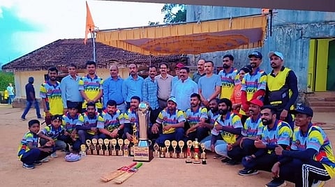 ಮರಾಟಿ ಪ್ರೀಮಿಯರ್ ಲೀಗ್-೨ರ ಕ್ರಿಕೆಟ್ ಪಂದ್ಯಾಟದಲ್ಲಿ ಚಾಂಪಿಯನ್ ಪಟ್ಟ ಅಲಂಕರಿಸಿದ ಗೂಗ್ಲಿಬಾಯ್ಸ್ ಕಾನೂರು ತಂಡ.