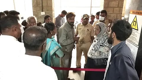 ಸ್ಕ್ಯಾನ್​ಗಾಗಿ ಸಿಬ್ಬಂದಿಯೊಂದಿಗೆ ಮಾತಿನ ಚಕಮಕಿಗೆ ಮುಂದಾಗಿರುವ ಜನ.
