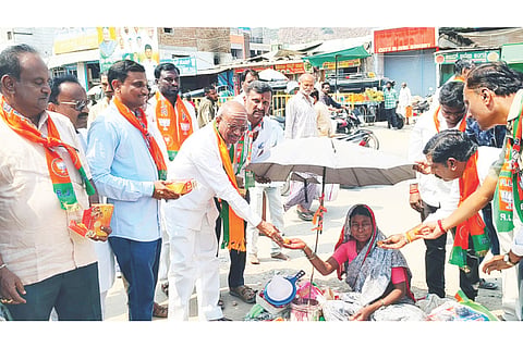 ಮಾಜಿ ಸಿಎಂ ಬಿ.ಎಸ್.ಯಡಿಯೂರಪ್ಪ ಜನ್ಮದಿನದ ಅಂಗವಾಗಿ ಮಸ್ಕಿಯ ಹಳೇ ಬಸ್ ನಿಲ್ದಾಣ ಬಳಿ ಬೀದಿಬದಿ ವ್ಯಾಪಾರಿಗಳಿಗೆ ಮಾಜಿ ಶಾಸಕ ಪ್ರತಾಪಗೌಡ ಪಾಟೀಲ್ ಸಿಹಿ ವಿತರಿಸಿದರು. ಪ್ರಮುಖರಾದ ಶರಣಯ್ಯ ಸೊಪ್ಪಿಮಠ, ಸುರೇಶ ಹರಸೂರು, ಮೌನೇಶ ನಾಯಕ, ಸುಗಣ್ಣ ಬಾಳೆಕಾಯಿ, ಯಲ್ಲೋಜಿರಾವ್ ಕೊರೆಕರ್ ಇದ್ದರು.