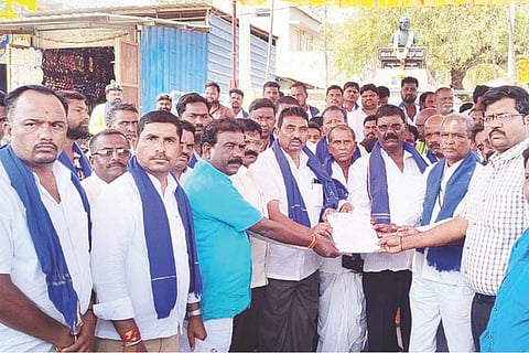 ಮಸ್ಕಿಯಲ್ಲಿ ದಲಿತಪರ ಸಂಘಟನೆಗಳ ಪ್ರಮುಖರು ತಹಸೀಲ್ದಾರ್ ಮಂಜುನಾಥ ಭೋಗಾವತಿಗೆ ಮನವಿ ಸಲ್ಲಿಸಿದರು. ಜಿಪಂ ಮಾಜಿ ಸದಸ್ಯರಾದ ಎಚ್.ಬಿ.ಮುರಾರಿ, ಜಿಪಂ ಮಾಜಿ ಸದಸ್ಯ ದೊಡ್ಡಪ್ಪ ಮುರಾರಿ, ಪುರಸಭೆ ಸದಸ್ಯದೊಡ್ಡಕರಿಯಪ್ಪ, ಹನುಮಂತಪ್ಪ ವೆಂಕಟಾಪುರ, ಮಲ್ಲಯ್ಯ ಇತರರಿದ್ದರು.