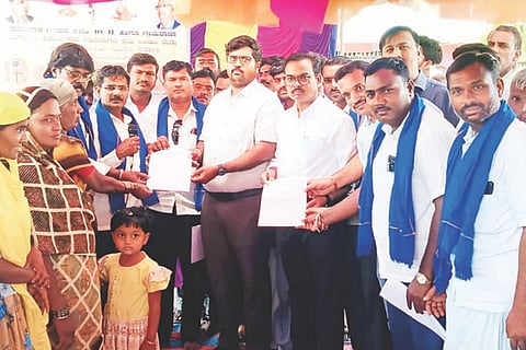 ಮೆದಕಿನಾಳ ಗ್ರಾಮದಲ್ಲಿ ನಿವೇಶನ ರಹಿತರಿಗೆ ಗ್ರಾಮಠಾಣ ಜಾಗ ಹಂಚಿಕೆ ಮಾಡುವಂತೆ ಆಗ್ರಹಿಸಿ ತಹಸೀಲ್ದಾರ್ ಮಂಜುನಾಥ ಬೋಗಾವತಿಗೆ ಕರ್ನಾಟಕ ದಲಿತ ಸಂಘರ್ಷ ಸಮಿತಿ (ಪ್ರೊ.ಬಿ.ಕೃಷ್ಣಪ್ಪ ಸ್ಥಾಪಿತ) ಜಿಲ್ಲಾ ಸಮಿತಿಯಿಂದ ಮನವಿ ಸಲ್ಲಿಸಲಾಯಿತು. ಸಂಚಾಲಕ ಹನುಮಂತಪ್ಪ ವೆಂಕಟಾಪುರ, ತಾಲೂಕು ಸಂಚಾಲಕ ಮೌನೇಶ ಸುಲ್ತಾನಾಪುರ,  ಪ್ರಮುಖರಾದ ಮಲ್ಲಯ್ಯ ಬಳ್ಳಾ, ಶರಣಪ್ಪ ಕಟ್ಟಿಮನಿ, ಗೋಪಾಲ ಪೂಜಾರಿ, ದಾನಪ್ಪ ನಿಲೊಗಲ್, ಸಂಪತ್‌ರಾಯ್ ನಂಜಲದಿನ್ನಿ, ನಾಗರಾಜ ಕೂಣಿಕೆಲ್ಲೂರು, ಹನುಮಂತ ಮೆದಕಿನಾಳ ಇತರರಿದ್ದರು. 