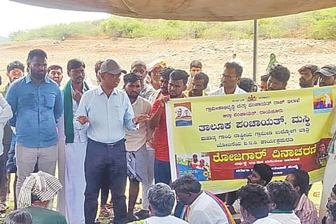 ಮಾರಲದಿನ್ನಿ ಜಲಾಶಯದ ಹೂಳು ಎತ್ತುವ ಕಾಮಗಾರಿ ಸ್ಥಳದಲ್ಲಿ ರೋಜ್‌ಗಾರ್ ದಿನ ಆಚರಿಸಲಾಯಿತು. ತಾಪಂ ಇಒ ಅಮರೇಶ ಯಾದವ್, ಎಡಿ ಶಿವಾನಂದರಡ್ಡಿ, ಪಿಡಿಒಗಳಾದ ಸಂತೋಷ, ನಾಗರಾಜ ಹಾಗೂ ನರೇಗಾ ಕೂಲಿ ಕಾರ್ಮಿಕರು ಇದ್ದರು.