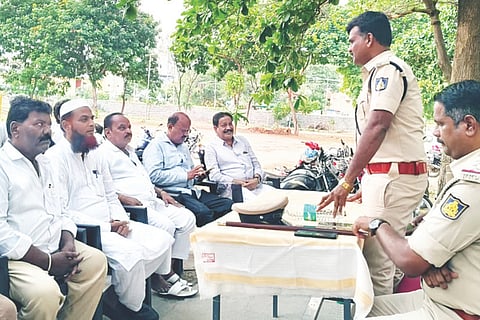 ಮಸ್ಕಿ ಪೊಲೀಸ್ ಠಾಣೆಯಲ್ಲಿ ಬಕ್ರೀದ್ ಹಬ್ಬದ ಅಂಗವಾಗಿ ಹಮ್ಮಿಕೊಂಡಿದ್ದ ಶಾಂತಿ ಸಭೆಯಲ್ಲಿ ಡಿವೈಎಸ್ಪಿ ದತ್ತಾತ್ರೇಯ ಕರ್ನಾಡ ಮಾತನಾಡಿದರು. ಸಿಪಿಐ ರಾಮಪ್ಪ ಜಲಗೇರಿ, ಪಿಎಸ್‌ಐ ಕೆ.ರಂಗಯ್ಯ, ಪುರಸಭೆ ಮಾಜಿ ಅಧ್ಯಕ್ಷ ಮಲ್ಲಯ್ಯ ಅಂಬಾಡಿ, ಪುರಸಭೆ ಸದಸ್ಯರಾದ ರವಿಗೌಡ, ಮೌನೇಶ ಮುರಾರಿ, ದೊಡ್ಡ ಕರಿಯಪ್ಪ, ಪ್ರಮುಖರಾದ ಬಸನಗೌಡ ಪೊಲೀಸ್ ಪಾಟೀಲ್, ಸಾರಪ್ಪ ಬಂಗಾಲಿ ಇತರರಿದ್ದರು.