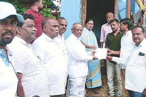 ಮಸ್ಕಿಯ ಗಾಂಧಿ ನಗರದಲ್ಲಿ ಮಾಜಿ ಶಾಸಕ ಪ್ರತಾಪಗೌಡ ಪಾಟೀಲ್ ಅವರು ಎಸ್‌ಐಆರ್ ಮಹಾಸಂಪರ್ಕ ಅಭಿಯಾನದ ಭಾಗವಾಗಿ ಮತದಾರರ ಪಟ್ಟಿ ಕುರಿತು ಜಾಗೃತಿ ಮೂಡಿಸಿದರು. ಪ್ರಮುಖರಾದ ಶರಣಯ್ಯ ಸೊಪ್ಪಿಮಠ, ಸುರೇಶ ಹರಸೂರು, ಬಸವರಾಜ ಡೋಣಮರಡಿ, ಸಿದ್ದಣ್ಣ ಹೂವಿನಬಾವಿ ಇತರರಿದ್ದರು.