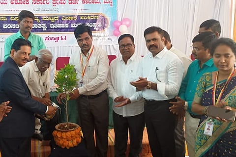 ಮಸ್ಕಿಯ ದೇವನಾಂಪ್ರಿಯ ಅಶೋಕ ಸರ್ಕಾರಿ ಪದವಿ ಮಹಾವಿದ್ಯಾಲಯದಲ್ಲಿ ಆಯೋಜಿಸಿದ್ದ ವಿಚಾರ ಸಂಕಿರಣ ಕಾರ್ಯಕ್ರಮವನ್ನು ಆದಿಕವಿ ಶ್ರೀ ಮಹರ್ಷಿ ವಾಲ್ಮೀಕಿ ವಿವಿ ಕುಲಪತಿ ಪ್ರೊ.ಶಿವಾನಂದ ಕೆಳಗಿನಮನಿ ಉದ್ಘಾಟಿಸಿದರು. ಪ್ರಾಚಾರ್ಯ ಡಾ.ಮಹಾಂತಗೌಡ ಪಾಟೀಲ್, ಕಾಲೇಜಿನ ಸಂಯೋಜಕರಾದ ರೋಹಿಣಿಮೂರ್ತಿ, ರಾಮಣ್ಣ ಜುಮ್ಮ, ಬಸವರಾಜ, ಶಿವಗ್ಯಾನಪ್ಪ, ಹಾಜಿಬಾಬ, ಪರಮಾನಂದ ಹಂಗರಗಿ ಇದ್ದರು.
