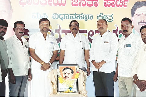 ಮಸ್ಕಿ ಬಿಜೆಪಿ ಕಚೇರಿಯಲ್ಲಿ ಪಂಡಿತ್ ದೀನದಯಾಳ್ ಉಪಾಧ್ಯಾಯ ಅವರ ಪುಣ್ಯಸ್ಮರಣೆ ಆಚರಿಸಲಾಯಿತು. ಬಿಜೆಪಿ ಮಂಡಲ ಅಧ್ಯಕ್ಷ ಶರಣಯ್ಯ ಸೊಪ್ಪಿಮಠ, ಎಸ್ಟಿ ಮೋರ್ಚಾ ಜಿಲ್ಲಾ ಉಪಾಧ್ಯಕ್ಷ ಮೌನೇಶ ನಾಯಕ, ಮಂಡಲ ಕಾರ್ಯದರ್ಶಿ ವೆಂಕಟೇಶ ಇತರರಿದ್ದರು.