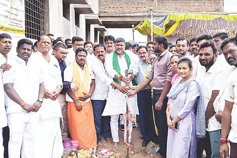 ಮಸ್ಕಿ ಸರ್ಕಾರಿ ಆಸ್ಪತ್ರೆಯಲ್ಲಿ ಮುಂದುವರಿದ ಕಾಮಗಾರಿಗಾಗಿ ಶಾಸಕ ಆರ್.ಬಸನಗೌಡ ತುರ್ವಿಹಾಳ ಭೂಮಿ ಪೂಜೆ ನೆರವೇರಿಸಿದರು. ತಹಸೀಲ್ದಾರ್ ಮಂಜುನಾಥ ಭೋಗಾವತಿ, ಟಿಎಚ್‌ಒ ಅಮರೇಶ ಪಾಟೀಲ್, ಎಪಿಎಂಸಿ ಅಧ್ಯಕ್ಷ ಸಿದ್ದನಗೌಡ ಮಾಟೂರು, ಜಿಪಂ ಮಾಜಿ ಸದಸ್ಯ ಎಚ್.ಬಿ.ಮುರಾರಿ, ಪ್ರಾಕೃಪಸ ಸಂಘದ ಅಧ್ಯಕ್ಷ ನಾಗಭೂಷಣ ಬಾರಿಕೇರ್ ಇತರರಿದ್ದರು.