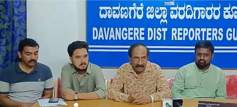 ದಾವಣಗೆರೆ ಸುದ್ದಿಗೋಷ್ಠಿಯಲ್ಲಿ ಹಿರಿಯ ರಂಗನಟ ಮೂಗು ಸುರೇಶ್ ಜತೆ ಮಲ್ಲಿಕಾರ್ಜುನ ಬಾವಿಕಟ್ಟೆ, ಮನೋಜ್ ಪೂಜಾರ್, ಡಾ. ಮಲ್ಲೇಶ್ ಇದ್ದರು. 