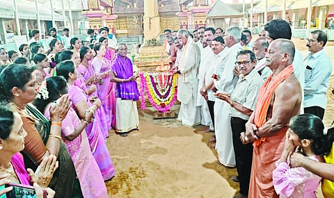 ಸಸಿಹಿತ್ಲು ಶ್ರೀ ಭಗವತೀ ದೇವಸ್ಥಾನದಲ್ಲಿ ಭಜನಾ ಸಂಕೀರ್ತನೆಗೆ ಚಾಲನೆ ನೀಡಲಾಯಿತು. ಶೆಡ್ಡೆ ಮಂಜುನಾಥ ಭಂಡಾರಿ, ಪ್ರಧಾನ ಅರ್ಚಕ ಶ್ರೀನಿವಾಸ ಯಾನೆ ಅಪ್ಪು ಪೂಜಾರಿ ಮೊದಲಾದವರಿದ್ದರು.