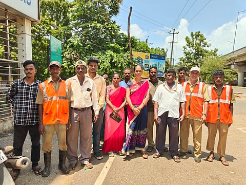 ಪೌರ ಕಾರ್ಮಿಕರು ಜಿಲ್ಲಾಧಿಕಾರಿ ಅವರಿಗೆ ಮನವಿ ಸಲ್ಲಿಸಲು ಆಗಮಿಸಿದ್ದರು.