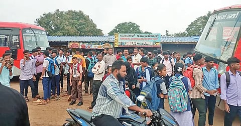 ಮುಂಡಗೋಡದಿಂದ ಶಿರಸಿಗೆ ತೆರಳಲು ಸಮರ್ಪಕವಾದ ಬಸ್ ಸೌಕರ್ಯ ಕಲ್ಪಿಸಬೇಕು ಎಂದು ಇತ್ತೀಚೆಗೆ ತಾಲೂಕಿನ ಪಾಳ ಗ್ರಾಮದಲ್ಲಿ ಬಸ್ ಸಂಚಾರ ತಡೆದು ವಿದ್ಯಾರ್ಥಿಗಳು ಪ್ರತಿಭಟನೆ ನಡೆಸಿರುವುದು.