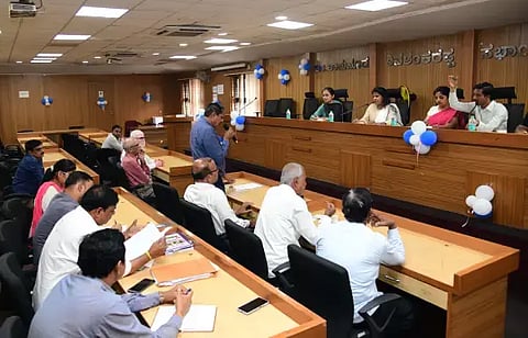 ದಾವಣಗೆರೆ ನಗರಪಾಲಿಕೆ ಸಭಾಂಗಣದಲ್ಲಿ ಶುಕ್ರವಾರ ಹಮ್ಮಿಕೊಂಡಿದ್ದ, ನಗರಪಾಲಿಕೆ ಬಜೆಟ್ ಪೂರ್ವಭಾವಿ ಸಭೆಯಲ್ಲಿ ಆಯುಕ್ತೆ ರೇಣುಕಾ,  ಮಂಜುನಾಥ್ ಚವ್ಹಾಣ್, ಎಂ.ಎಚ್. ಉದಯಕುಮಾರ್, ಎಂ. ಮಂಜುಳಾ, ಪ್ರಿಯಾಂಕಾ ಇದ್ದರು. 