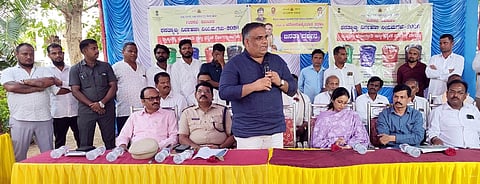 ಸವಣೂರು ಪಟ್ಟಣದ ಪುರಸಭೆ municipality ಆವರಣದಲ್ಲಿ ಸೋಮವಾರ ಏರ್ಪಡಿಸಿದ್ದ ಜನಸ್ಪಂದನ ಕಾರ್ಯಕ್ರಮದಲ್ಲಿ ಶಾಸಕ ಯಾಸೀರಖಾನ್ ಪಠಾಣ ಮಾತನಾಡಿದರು.  